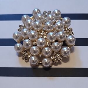 Elegant Pearl and Gold Brooch